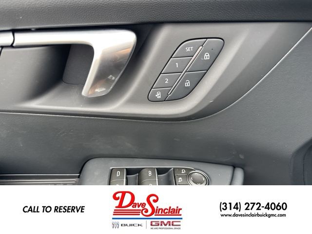 Buick Enclave Vehicle Full-screen Gallery Image 13