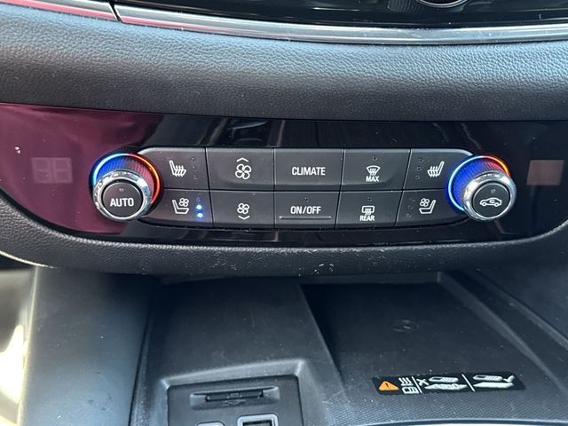 Buick Enclave Vehicle Full-screen Gallery Image 18
