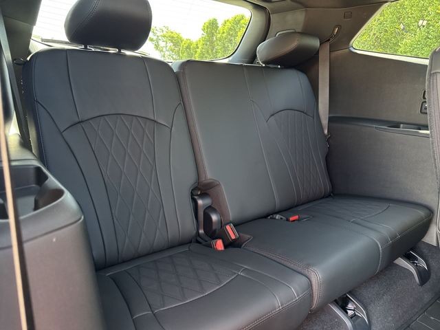 Buick Enclave Vehicle Full-screen Gallery Image 28