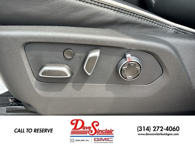GMC Yukon Vehicle Full-screen Gallery Image 12
