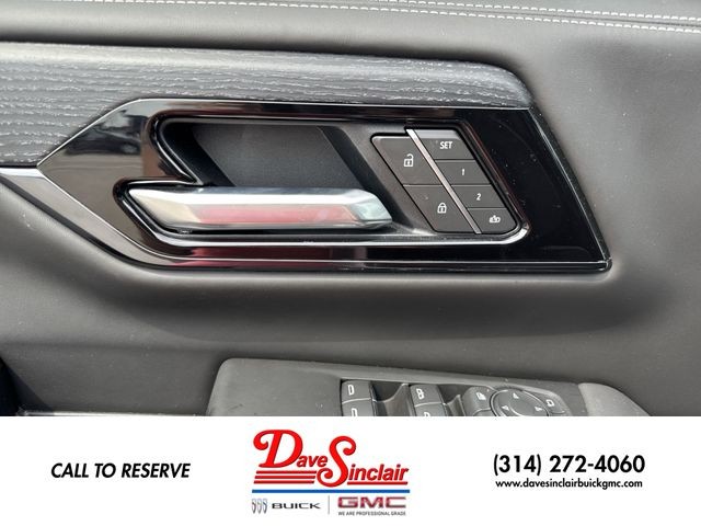 GMC Yukon Vehicle Full-screen Gallery Image 13