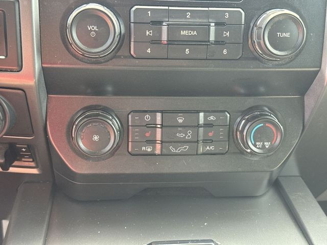 Ford F-150 Vehicle Full-screen Gallery Image 21