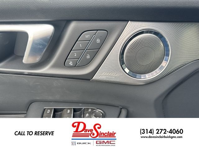 Buick Enclave Vehicle Full-screen Gallery Image 13