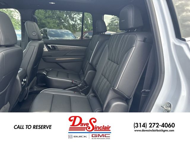 Buick Enclave Vehicle Full-screen Gallery Image 23
