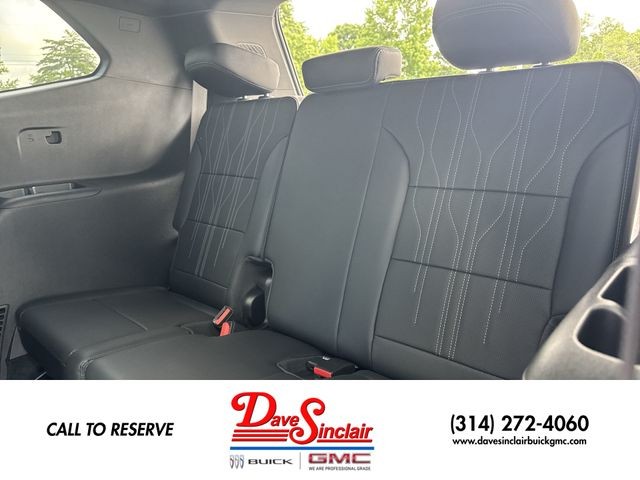 Buick Enclave Vehicle Full-screen Gallery Image 24