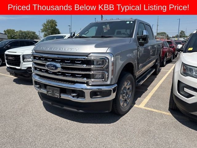 Ford Super Duty F-250 SRW Vehicle Full-screen Gallery Image 02