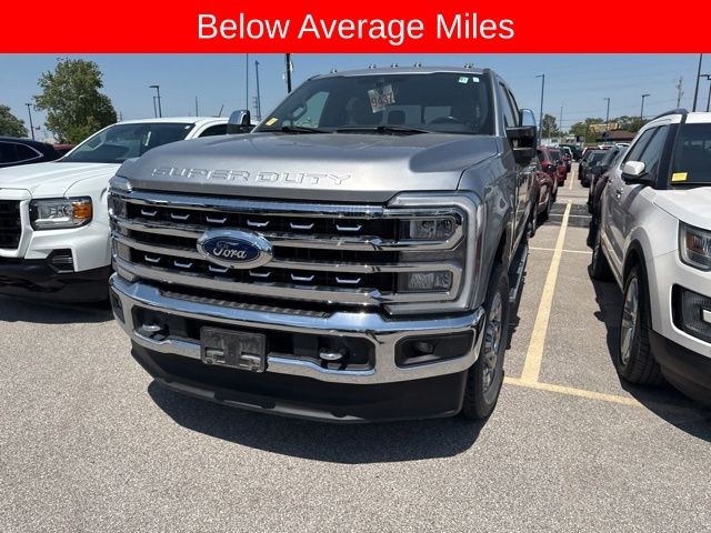 Ford Super Duty F-250 SRW Vehicle Full-screen Gallery Image 03