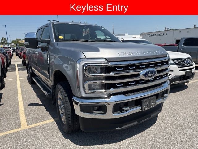 Ford Super Duty F-250 SRW Vehicle Full-screen Gallery Image 09