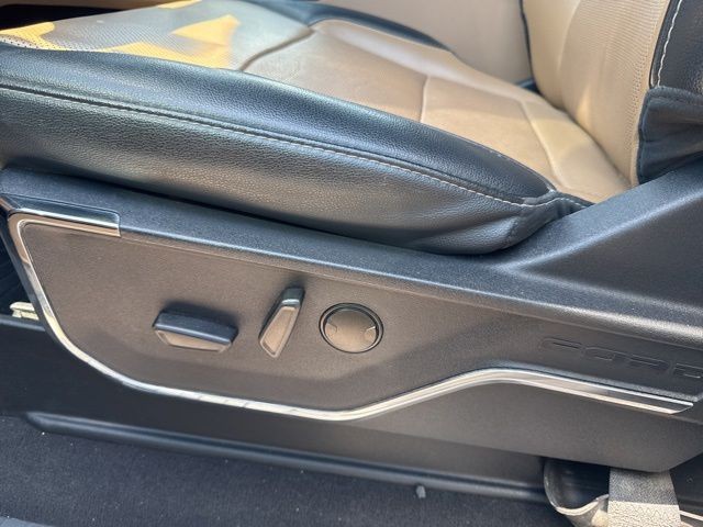 Ford Super Duty F-250 SRW Vehicle Full-screen Gallery Image 20