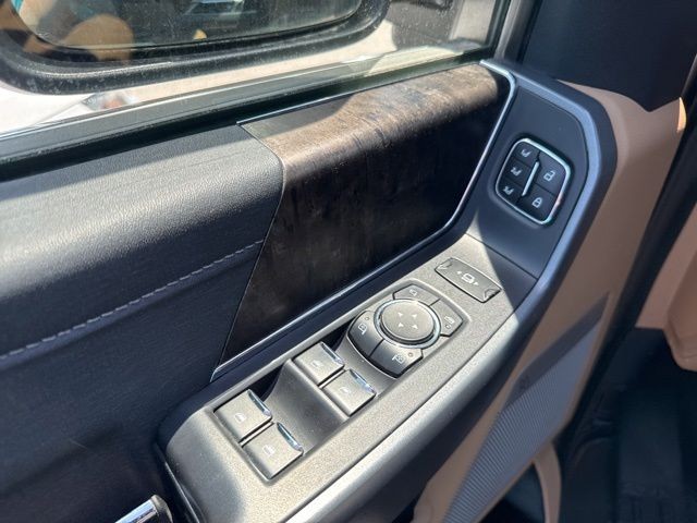 Ford Super Duty F-250 SRW Vehicle Full-screen Gallery Image 21
