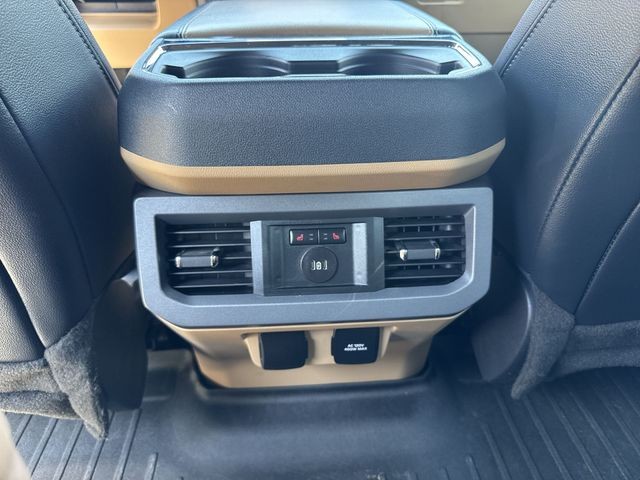 Ford Super Duty F-250 SRW Vehicle Full-screen Gallery Image 25