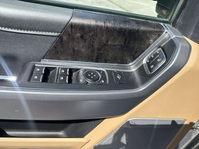 Ford Super Duty F-250 SRW Vehicle Full-screen Gallery Image 27