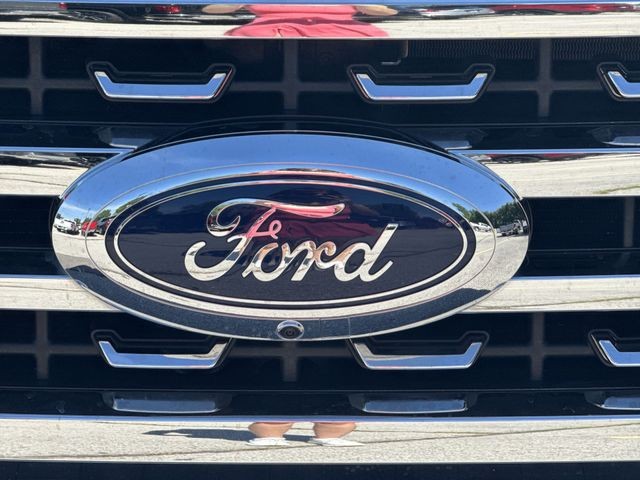 Ford Super Duty F-250 SRW Vehicle Full-screen Gallery Image 35