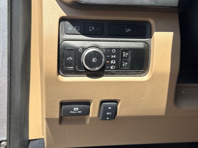 Ford Super Duty F-250 SRW Vehicle Full-screen Gallery Image 39