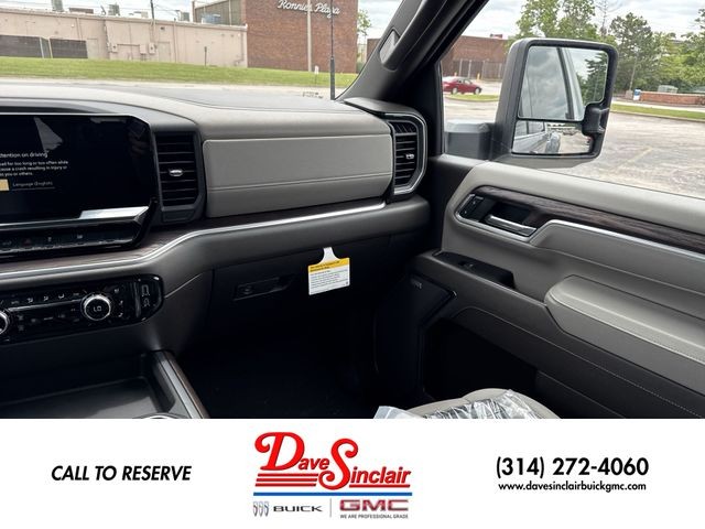 GMC Sierra 3500HD Vehicle Full-screen Gallery Image 11