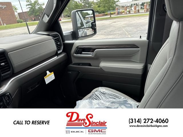 GMC Sierra 3500HD Vehicle Full-screen Gallery Image 12