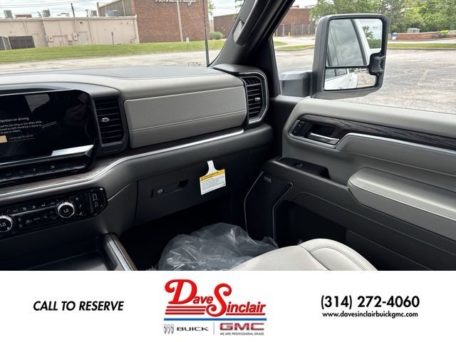 GMC Sierra 3500HD Vehicle Full-screen Gallery Image 11