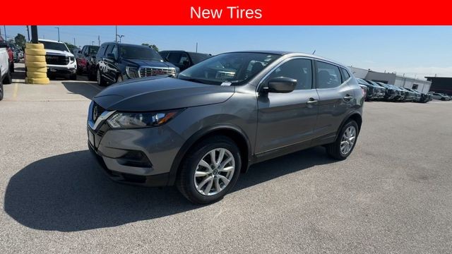 Nissan Rogue Sport Vehicle Full-screen Gallery Image 05