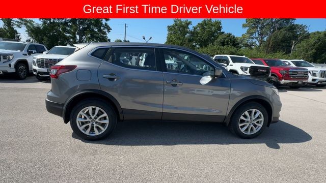 Nissan Rogue Sport Vehicle Full-screen Gallery Image 11