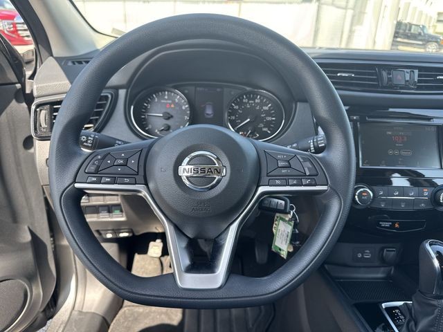Nissan Rogue Sport Vehicle Full-screen Gallery Image 14