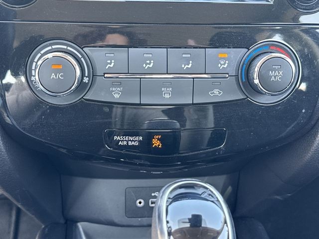 Nissan Rogue Sport Vehicle Full-screen Gallery Image 21