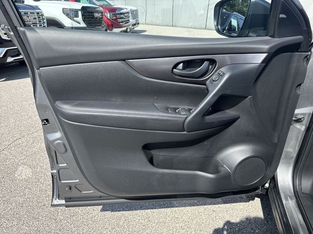 Nissan Rogue Sport Vehicle Full-screen Gallery Image 25