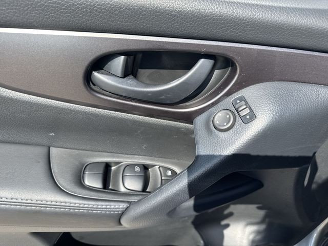 Nissan Rogue Sport Vehicle Full-screen Gallery Image 26