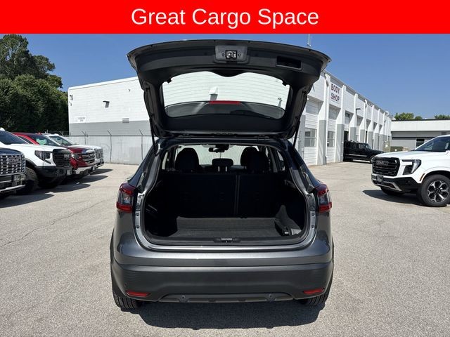 Nissan Rogue Sport Vehicle Full-screen Gallery Image 28