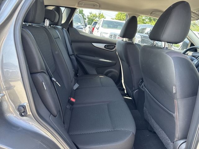 Nissan Rogue Sport Vehicle Full-screen Gallery Image 29