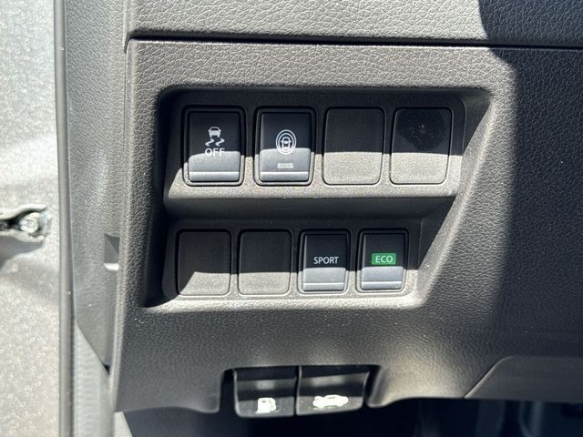 Nissan Rogue Sport Vehicle Full-screen Gallery Image 37
