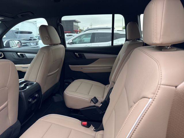 Buick Enclave Vehicle Full-screen Gallery Image 10