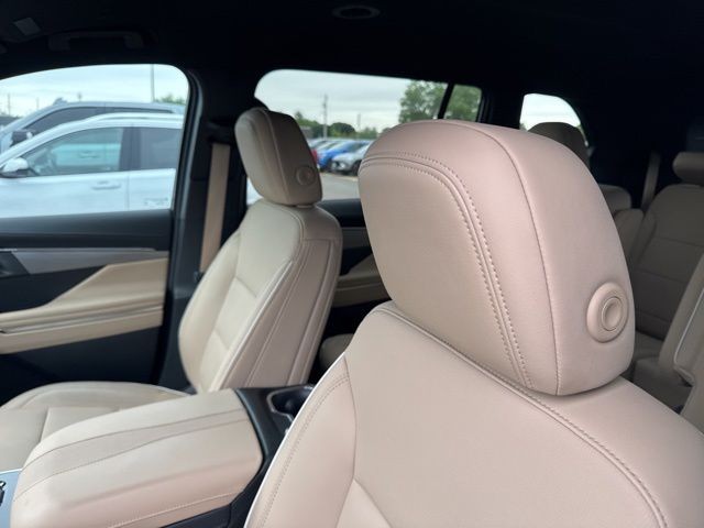 Buick Enclave Vehicle Full-screen Gallery Image 12