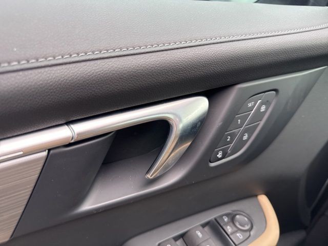 Buick Enclave Vehicle Full-screen Gallery Image 15