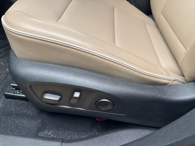 Buick Enclave Vehicle Full-screen Gallery Image 16