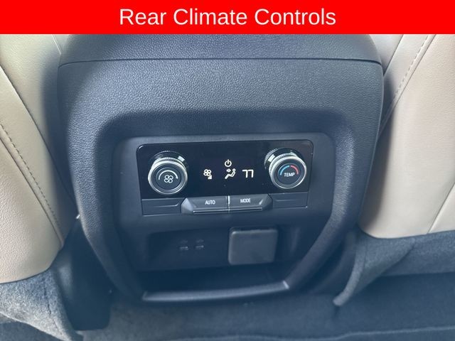 Buick Enclave Vehicle Full-screen Gallery Image 25