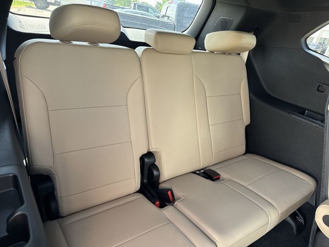 Buick Enclave Vehicle Full-screen Gallery Image 31