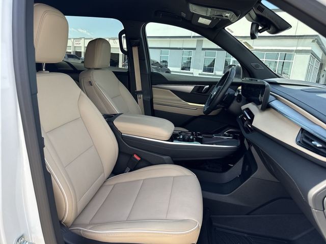 Buick Enclave Vehicle Full-screen Gallery Image 32