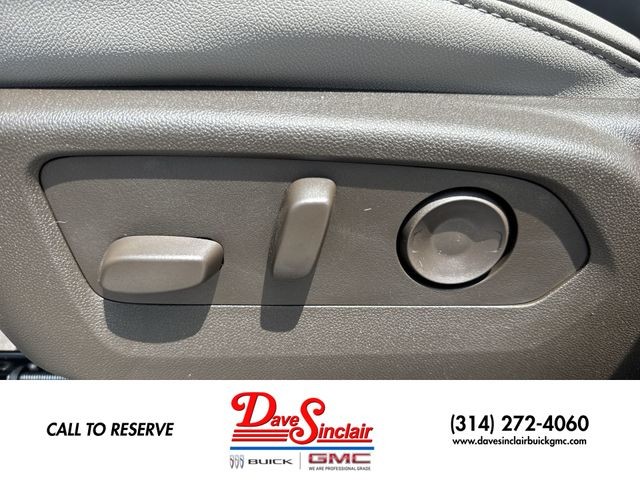 GMC Yukon Vehicle Full-screen Gallery Image 12