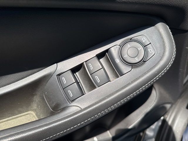 Buick Encore GX Vehicle Full-screen Gallery Image 09