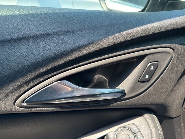 Buick Encore GX Vehicle Full-screen Gallery Image 10