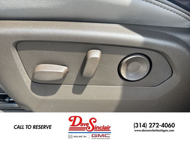 GMC Yukon Vehicle Full-screen Gallery Image 12