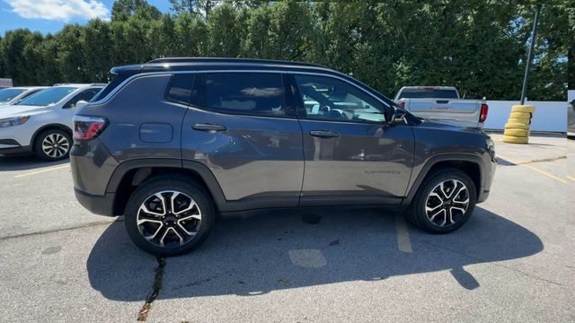 Jeep Compass Vehicle Full-screen Gallery Image 11
