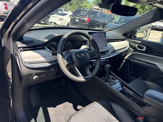 Jeep Compass Vehicle Full-screen Gallery Image 13