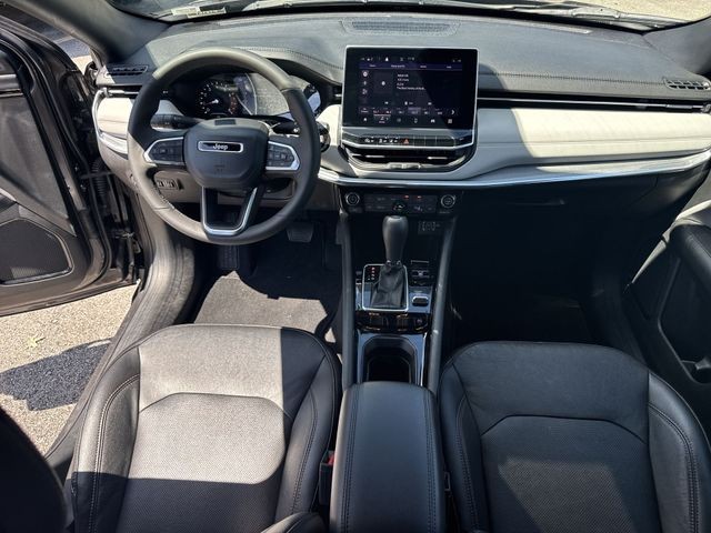 Jeep Compass Vehicle Full-screen Gallery Image 23