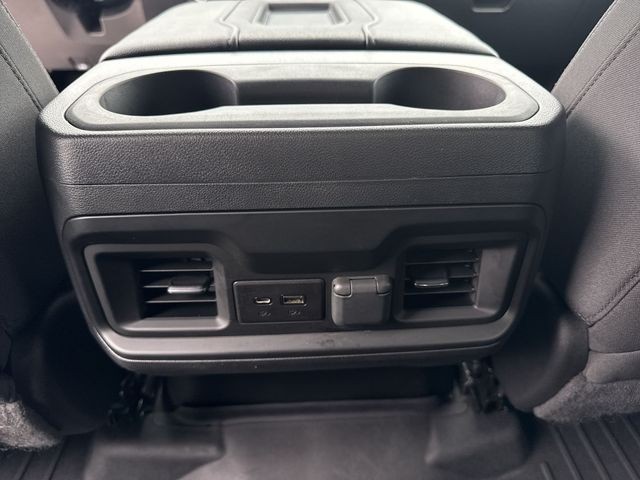 Chevrolet Silverado 2500HD Vehicle Full-screen Gallery Image 24