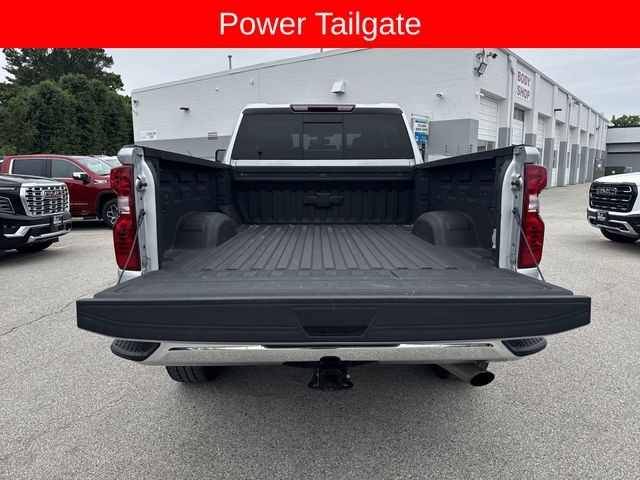 Chevrolet Silverado 2500HD Vehicle Full-screen Gallery Image 28