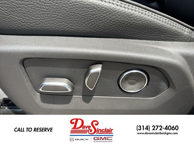 GMC Yukon XL Vehicle Full-screen Gallery Image 12