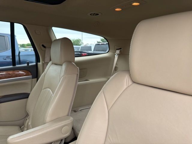Buick Enclave Vehicle Full-screen Gallery Image 14
