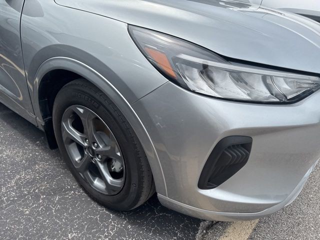 Ford Escape Vehicle Full-screen Gallery Image 09