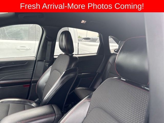 Ford Escape Vehicle Full-screen Gallery Image 18